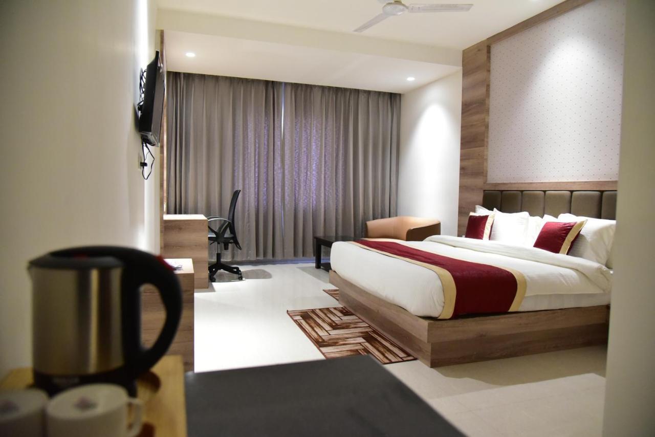 Hotel Crystal Grand Haldwāni Екстериор снимка