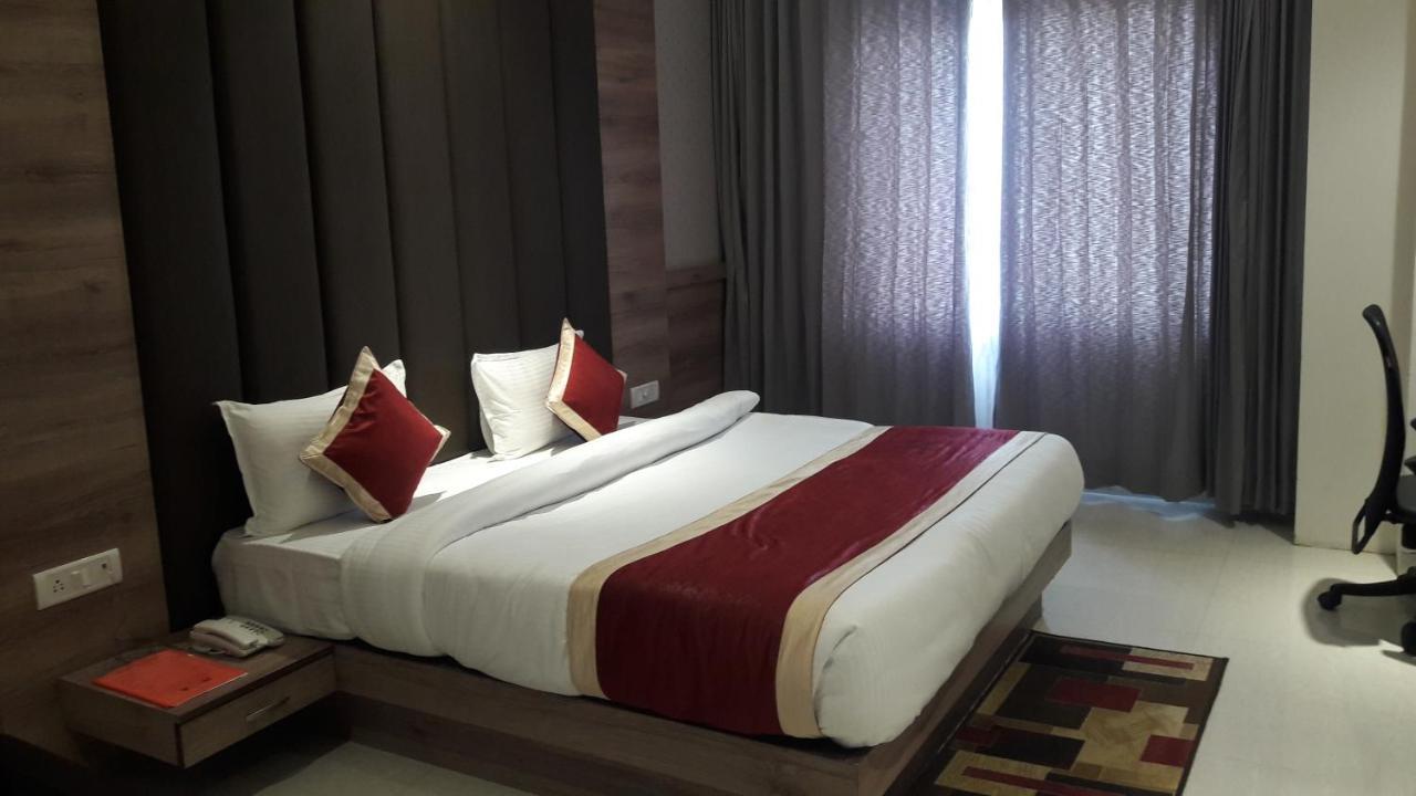 Hotel Crystal Grand Haldwāni Екстериор снимка