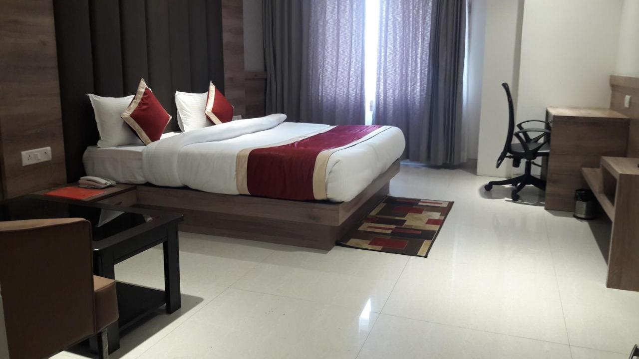 Hotel Crystal Grand Haldwāni Екстериор снимка