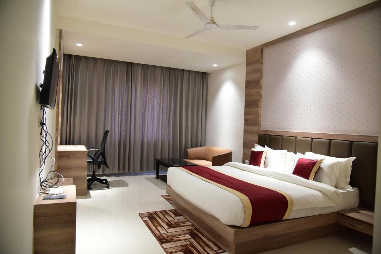 Hotel Crystal Grand Haldwāni Екстериор снимка